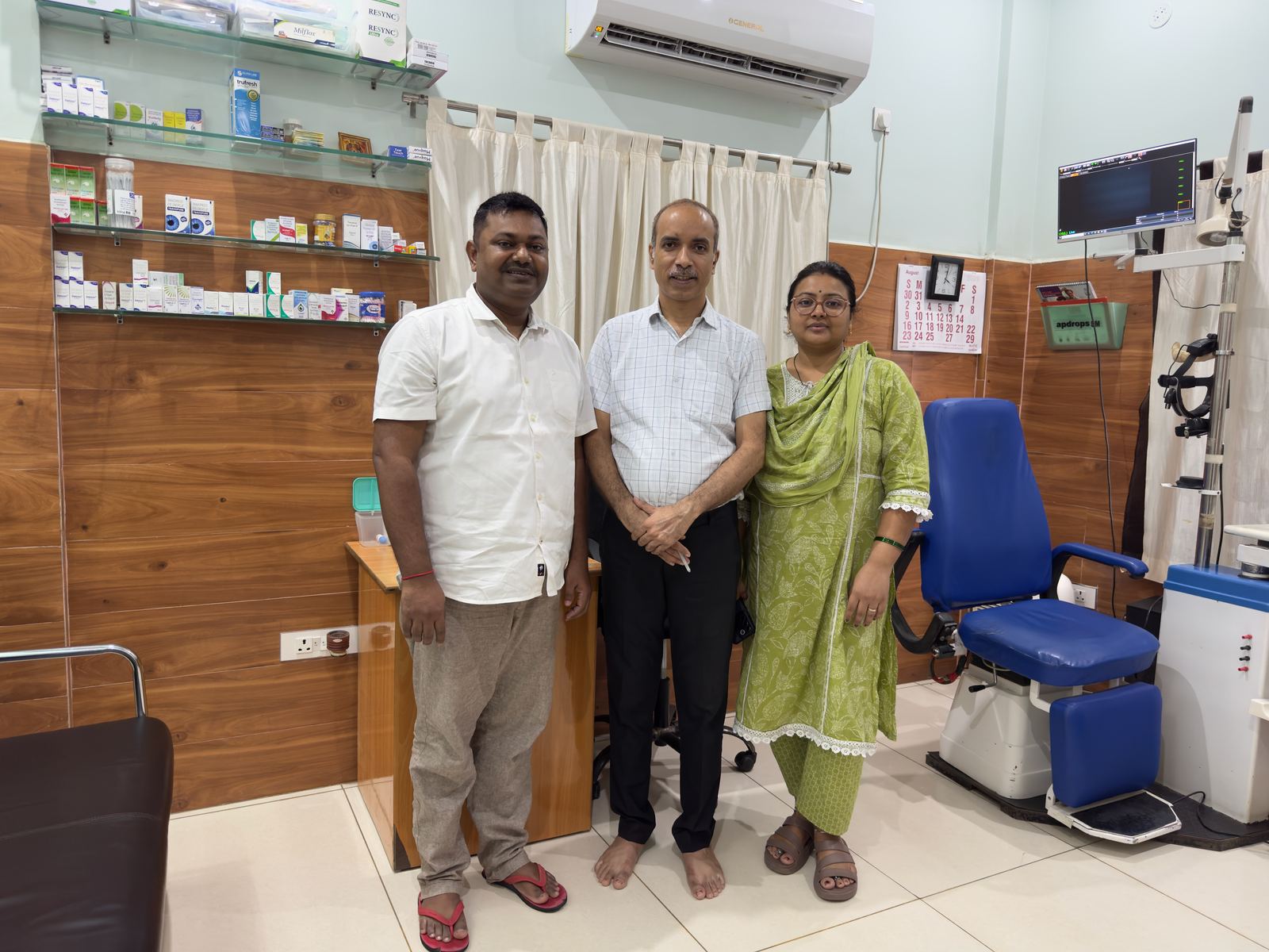 The Sunaina Netra Chikitsalaya team with Treatlly in the consulting room